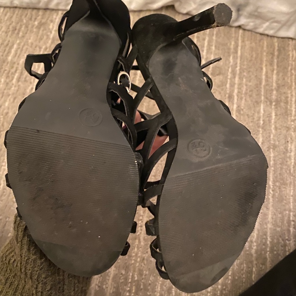Heels - Picture 4 of 4